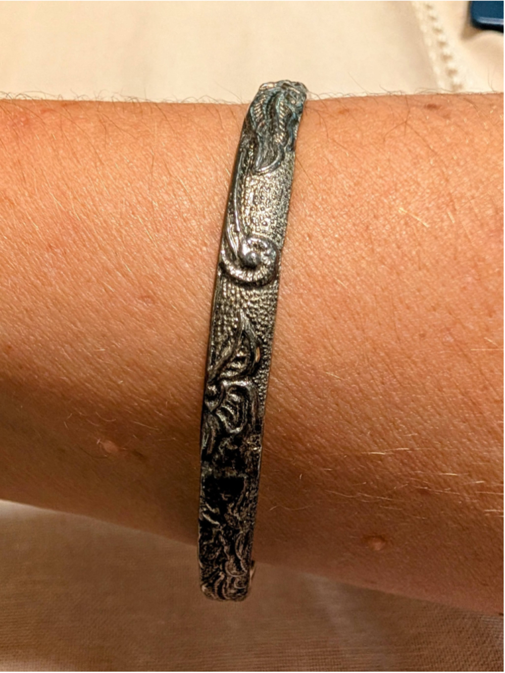 Vintage 925 Sterling Silver Floral Repousse Bangle Bracelet Oxidized Scroll 18g - Picture 2 of 6